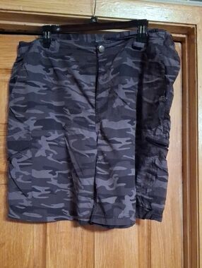 Columbia Men's Gray & Black Camo Cargo Shorts